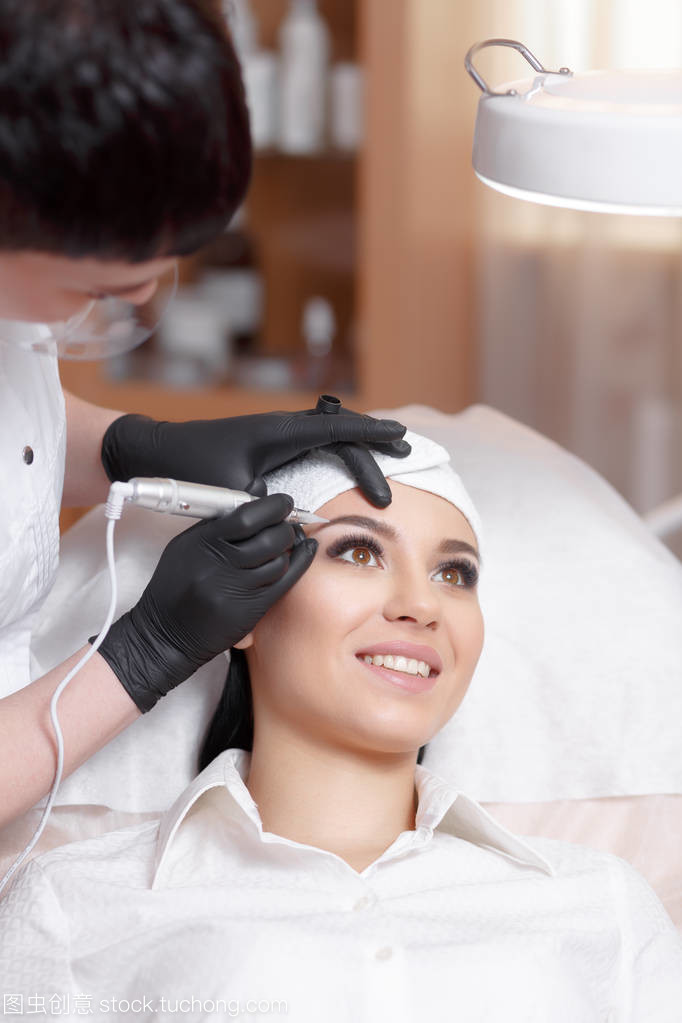 美容师应用永久纹眉技术 完善眉毛的纹身美容服务